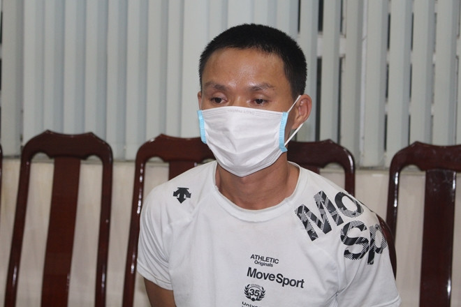 Khi về đến phòng trọ của mình, Mười tắm rửa, đi mua mì tôm pha ăn, gói ghém quần áo vào túi, trả phòng trọ và bỏ trốn. Trong suốt quá trình chạy trốn, vì đang mùa dịch bệnh không có xe khách nên Mười dùng tên giả, quê tỉnh Phú Thọ, mồ côi cả cha lẫn mẹ, sống với ông bà ngoại nhưng ông bà cũng mới chết nên y lang thang từ Phú Thọ vào đây kiếm việc làm và xin các lái xe tải cho đi nhờ đến các vùng Tây Nguyên kiếm việc làm. 