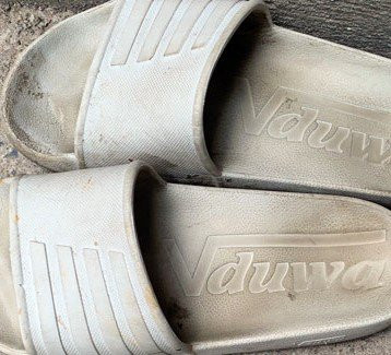 Công tác điều tra gặp khó khăn do đêm tối, nhân chứng vụ việc không có, khu trọ bình dân cũng không lắp camera an ninh… Tại hiện trường, Công an phát hiện một đôi dép lạ, màu trắng hiệu Vduwa. Nhận định đó có thể của kẻ gây án để lại. Công an cũng phát hiện nạn nhân bị mất 1 điện thoại di động hiệu OPPO màu đỏ và một số giấy tờ tùy thân.