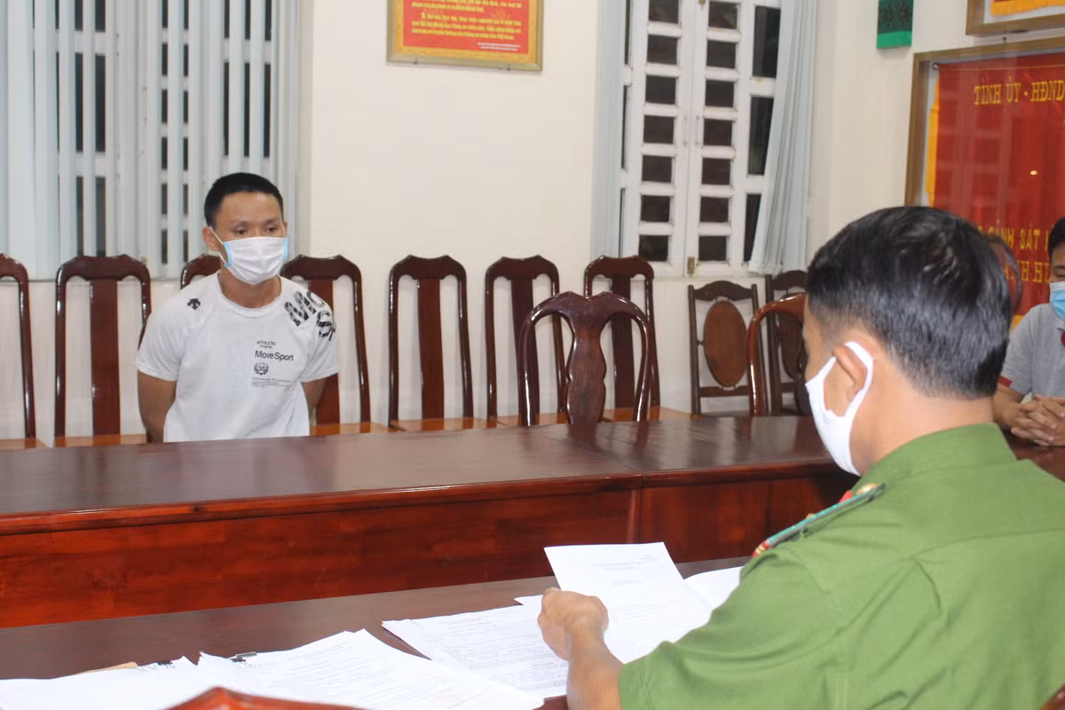 Tại cơ quan điều tra, Mười khai do không có việc làm ổn định nên nảy sinh ý định trộm cắp tài sản bán lấy tiền tiêu xài. Từ ngày 25/3/2020 đến khi gây ra vụ giết người, Mười đã kịp gây ra 3 vụ trộm cắp tại các phòng trọ thuộc phường Long Bình, TP Biên Hoà, lúc nửa đêm về sáng.