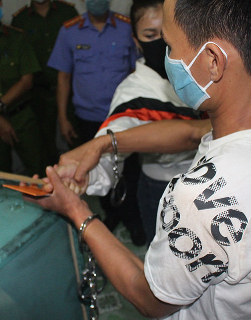 Rạng sáng 9/4/2020, Mười lang thang đến khu trọ tổ 17K, KP.8A, phường Long Bình, phát hiện phòng trọ của M. đang mở hé cửa, anh ta lẻn vào trộm 1 điện thoại di động OPPO để trên nóc tủ lạnh. Nghe tiếng động, M. tỉnh giấc, phát hiện tên trộm. Cô gái lấy con dao ở bếp, xua đuổi tên trộm ra khỏi phòng nhưng bị tên cướp đoạt lấy dao, đâm nhiều nhát. Gây án xong, tên trộm cướp chiếc điện thoại rồi tẩu thoát. 