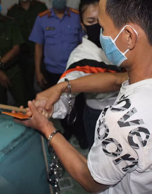 Rạng sáng 9/4/2020, Mười lang thang đến khu trọ tổ 17K, KP.8A, phường Long Bình, phát hiện phòng trọ của M. đang mở hé cửa, anh ta lẻn vào trộm 1 điện thoại di động OPPO để trên nóc tủ lạnh. Nghe tiếng động, M. tỉnh giấc, phát hiện tên trộm. Cô gái lấy con dao ở bếp, xua đuổi tên trộm ra khỏi phòng nhưng bị tên cướp đoạt lấy dao, đâm nhiều nhát. Gây án xong, tên trộm cướp chiếc điện thoại rồi tẩu thoát. 