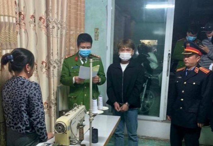  Lừa đảo gần 5 tỷ đồng qua Facebook: Trần Duy Tùng (SN 2002, ở Nam Định) và Trịnh Quang Huy (SN 2002, trú Hà Nội) đã lập nhiều tài khoản facebook mạo danh để lừa đảo chiếm đoạt tài sản của nhiều người ở nhiều tỉnh, thành khác với số tiền gần 5 tỷ đồng. Ngày 21/1, Công an tỉnh Quảng Bình cho biết đang tạm giữ 2 đối tượng này để điều tra, làm rõ. (Ảnh: Đối tượng Tùng)