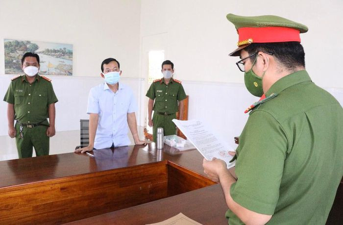  Bắt tổng giám đốc lừa đảo chiếm đoạt hơn 155 tỷ đồng: Ngày 21/1, Công an tỉnh Vĩnh Long đã khởi tố bị can, bắt tạm giam 4 tháng đối với Phạm Vũ Phương (SN 1979, Tổng giám đốc Công ty TNHH Xây dựng thương mại và khách sạn Trường Huy). Tính đến ngày 25/12/2021, Phương đã chiếm đoạt hơn 155 tỷ đồng số tiền cho vay không có tài sản bảo đảm.