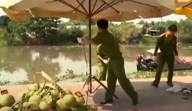 Những nhân chứng phát hiện sự việc đã nhanh chóng báo cho cơ quan chức năng địa phương. Công an huyện Tháp Mười đã có mặt khám nghiệm hiện trường, khám nghiệm tử thi và nhận định đây là một vụ hiếp dâm, giết người, cướp tài sản đặc biệt nghiêm trọng nên đã báo cáo Công an tỉnh Đồng Tháp và tập trung truy bắt hung thủ. 