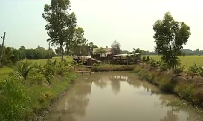 Ngay sau thời điểm vụ án được phát hiện, đối tượng Chí đã đi khỏi nơi cư trú. Qua làm việc với người thân, mẹ của Chí xác nhận con trai có nói với bà về việc mới gây ra án mạng. Khi mẹ nghi can này khuyên con đi đầu thú thì hắn không đồng ý và bỏ trốn đi không liên lạc được. 