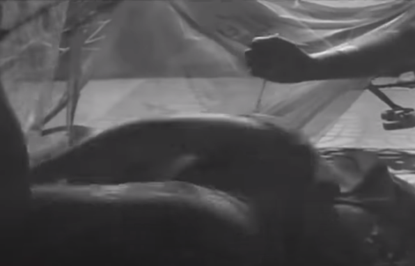 Nghĩ là làm, đối tượng về nhà, lấy con dao rồi ra chợ Đường Thét lẩn vào lán trại dừa của bà Minh đâm nạn nhân tử vong. Sau đó, đối tượng lục soát trại dừa, nhưng không thấy tài sản gì có giá trị nên bực tức đi bộ về nhà. 