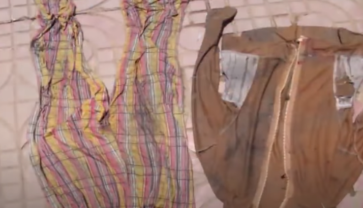 Cách nơi thi thể nạn nhân, lực lượng chức năng tìm thấy một số quần áo lộn trái từ trên xuống, áo khoác gió dính máu. Tất cả những dấu vết dù nhỏ nhất được tìm tại hiện trường đều được kỹ thuật viên đưa đi khám định để truy tìm hung thủ.