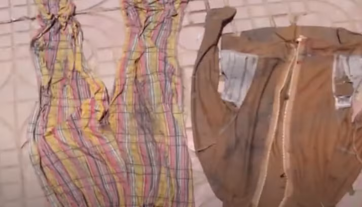 Cách nơi thi thể nạn nhân, lực lượng chức năng tìm thấy một số quần áo lộn trái từ trên xuống, áo khoác gió dính máu. Tất cả những dấu vết dù nhỏ nhất được tìm tại hiện trường đều được kỹ thuật viên đưa đi khám định để truy tìm hung thủ.