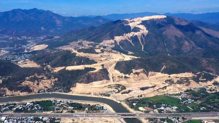  Cựu Chủ tịch UBND Khánh Hòa Lê Đức Vinh bị khai trừ Đảng: Ngày 28/1, Đảng ủy khối doanh nghiệp tỉnh Khánh Hòa cho biết vừa khai trừ khỏi Đảng đối với ông Lê Đức Vinh, đảng viên Đảng bộ Công ty CP Nha Trang Seafoods - F17 (cựu Chủ tịch UBND tỉnh Khánh Hòa nhiệm kỳ 2011-2016) do vi phạm pháp luật khi giao, cấp dự án trên núi Chín Khúc. 