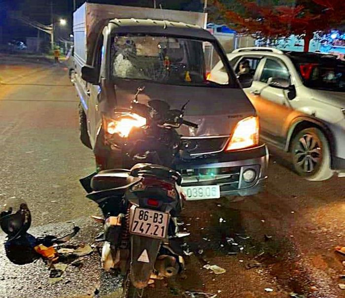  Tông trực diện xe tải, người đàn ông đi xe máy thiệt mạng: Tối 27/1, tại xã Hàm Chính, huyện Hàm Thuận Bắc, Bình Thuận xe tải do ông Phạm Minh Tuấn (40 tuổi) bất ngờ bị xe máy do ông N.M.V (41 tuổi, trú xã Hàm Chính) điều khiển theo hướng ngược lại tông trực diện vào đầu xe. Hậu quả ông V. tử vong.