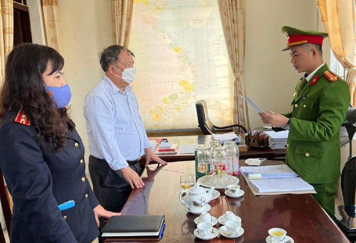  Cựu trưởng phòng tài nguyên - môi trường huyện bị khởi tố: Ông Hà Duyên Lục - Cựu Trưởng phòng Tài nguyên - Môi trường huyện Yên Định, Thanh Hóa đã ký tờ trình tham mưu cho ông Lưu Vũ Lâm - Cựu Chủ tịch huyện Yên Định phê duyệt mức hỗ trợ giải phóng mặt bằng sai quy định, gây thất thoát hơn 8,8 tỷ đồng. Ngày 25/1, Công an tỉnh Thanh Hóa cho biết đã khởi tố bị can ông Lục để điều tra, làm rõ. 