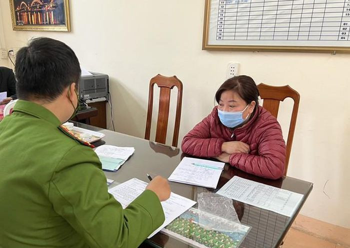  Bị "tóm" sau 6 năm ôm hơn 1,1 tỷ đồng bỏ trốn: Ngày 25/1, Công an tỉnh Quảng Bình cho biết, sau 6 năm lẩn trốn, Phan Thị Tuyết Nhung (SN 1974, trú huyện Nghi Xuân, Hà Tĩnh) lừa và chiếm đoạt của 6 người dân ở tỉnh này với tổng số tiền là hơn 1,1 tỷ đồng vừa bị lực lượng Công an bắt giữ.