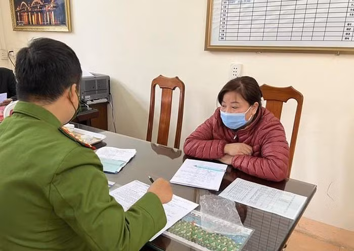  Bị "tóm" sau 6 năm ôm hơn 1,1 tỷ đồng bỏ trốn: Ngày 25/1, Công an tỉnh Quảng Bình cho biết, sau 6 năm lẩn trốn, Phan Thị Tuyết Nhung (SN 1974, trú huyện Nghi Xuân, Hà Tĩnh) lừa và chiếm đoạt của 6 người dân ở tỉnh này với tổng số tiền là hơn 1,1 tỷ đồng vừa bị lực lượng Công an bắt giữ.