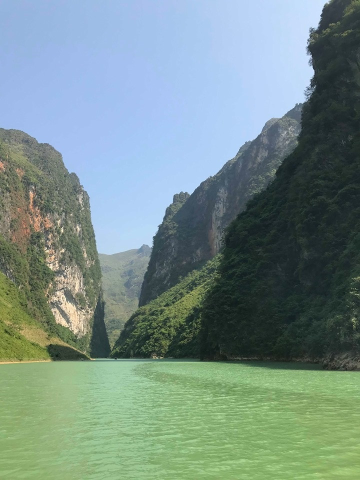 Nước sông Nho Quế tại đây có màu xanh rất đặc trưng, nước trong xanh, phản chiếu bóng các dãy núi tạo nên một khung cảnh trong xanh, hoang sơ lạ thường. (Ảnh: VOV)