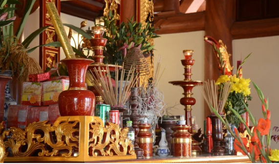 Trong bóng đêm, tiếng cụ chủ lễ vang lên "Linh tinh tình phộc" - đó là tín hiệu cho một lần "tình phộc". Lúc này, ở ngoài đình, người dân và khách thập phương ai cũng vui mừng. 