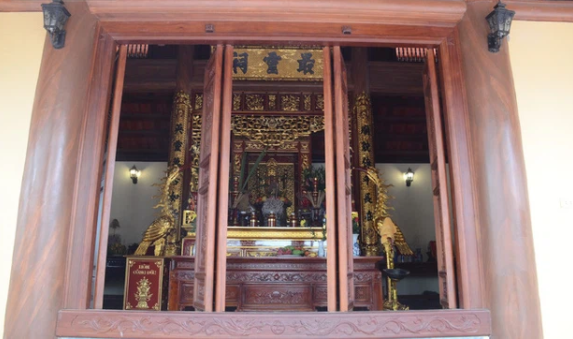 Đúng 12 giờ đêm, chuẩn bị đến thời khắc làm lễ Mật, người dân bắt đầu tiến dần vào miếu để mong muốn sẽ tận mắt cảnh "tình phộc" trong lễ Mật. Vào lúc này, chủ lễ làm lễ tế, bắt đầu là tung đồng tiền xu để xin thần thánh. Đây cũng là lúc linh vật được lấy ra từ nơi cất giấu linh thiêng trong ngôi miếu.