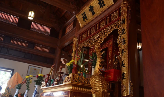 Khi chủ lễ cất tiếng gọi đôi nam nữ được chọn thực hiện nghi thức "tình phộc" ra làm lễ. Lúc này cũng là lúc đèn được tắt đi, cụ chủ lễ lấy lễ vật ra và trao cho hai người được chọn, một nam và một nữ cầm hai linh vật và chuẩn bị thực hiện nghi thức. 