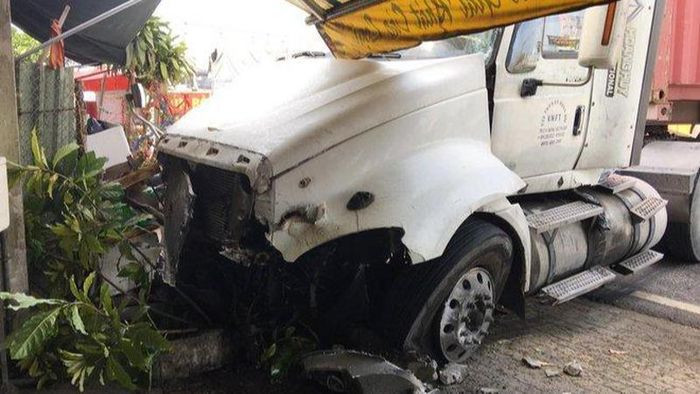  Xe container va chạm với ô tô 16 chỗ rồi lao vào nhà dân, 7 người bị thương: Chiều 27/1, nam tài xế khoảng 40 tuổi lái xe container vừa đổ hết dốc cầu vượt Linh Xuân, phường Linh Xuân (TP Thủ Đức, TP HCM) bất ngờ húc văng khoảng 5 m dải phân cách rồi lao sang làn đường ngược lại, tông vào ô tô 16 chỗ. Xe container tiếp tục chạy thêm một đoạn rồi tông vào nhà dân mới chịu dừng. Vụ tai nạn khiến 7 người trên ô tô 16 chỗ bị thương.