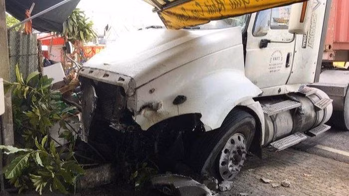  Xe container va chạm với ô tô 16 chỗ rồi lao vào nhà dân, 7 người bị thương: Chiều 27/1, nam tài xế khoảng 40 tuổi lái xe container vừa đổ hết dốc cầu vượt Linh Xuân, phường Linh Xuân (TP Thủ Đức, TP HCM) bất ngờ húc văng khoảng 5 m dải phân cách rồi lao sang làn đường ngược lại, tông vào ô tô 16 chỗ. Xe container tiếp tục chạy thêm một đoạn rồi tông vào nhà dân mới chịu dừng. Vụ tai nạn khiến 7 người trên ô tô 16 chỗ bị thương.