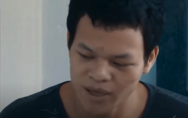 Tại cơ quan Công an, Thực khai nhận, ngày 4/4/2016, sau khi chở chị Hứa Thị Sái (vợ Thực) đến nhà mẹ vợ ở thôn 1B, xã Ea Siên, Thực đến nhà Nông Văn Phóng (là em con chú ruột của Thực) để uống rượu. 