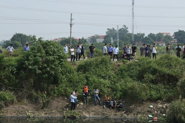 Tuy nhiên, do lúc này nước suối cạn, xác cháu T. không trôi được, Thực liền lội xuống đưa xác nạn nhân lên. Thực đỡ phần chân, còn Phóng ở trên cầu nắm giữ 2 tay cháu T. để kéo lên, rồi cả hai để nạn nhân nằm trên cầu bỏ đi. (Ảnh minh họa)