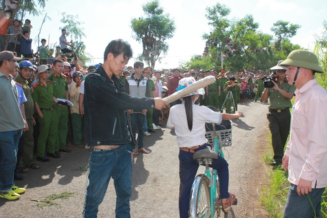 Khi cả hai vừa đi qua cháu T. khoảng 15 mét, Thực quay lại nói với Phóng: "Con bé này xinh đấy, tao với mày quay lại chọc nó đi" thì được Phóng đồng ý. Thực liền nhặt một đoạn cây gỗ keo (dài khoảng 56cm) giấu sau lưng đi ra chặn đường cháu T. Do đường xấu, nạn nhân phải xuống xe đạp dắt bộ thì Thực bất ngờ cầm khúc cây đánh vào đầu cháu T. một cái.