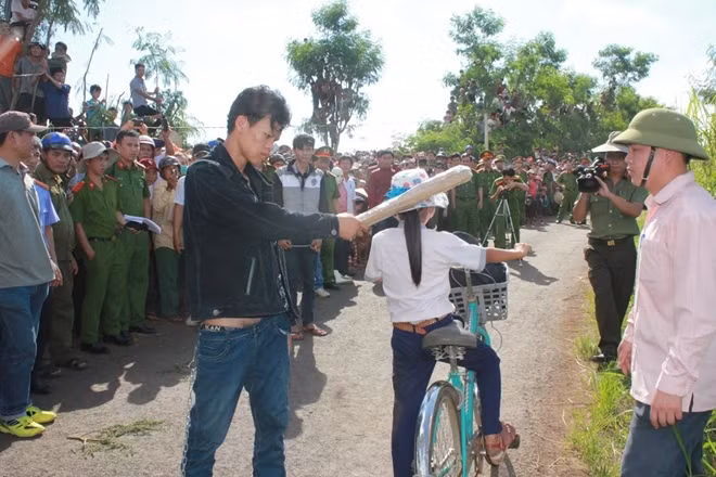 Khi cả hai vừa đi qua cháu T. khoảng 15 mét, Thực quay lại nói với Phóng: "Con bé này xinh đấy, tao với mày quay lại chọc nó đi" thì được Phóng đồng ý. Thực liền nhặt một đoạn cây gỗ keo (dài khoảng 56cm) giấu sau lưng đi ra chặn đường cháu T. Do đường xấu, nạn nhân phải xuống xe đạp dắt bộ thì Thực bất ngờ cầm khúc cây đánh vào đầu cháu T. một cái.