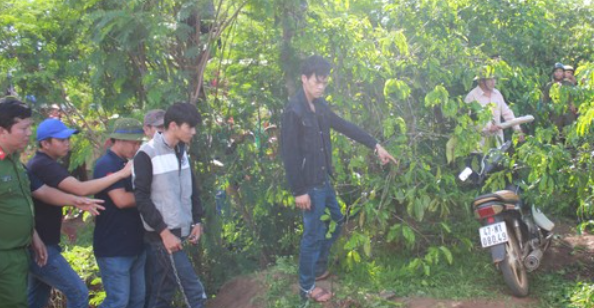 Phóng đồng ý và cùng Thực khiêng xác nạn nhân ra ngoài đường, bỏ lên xe máy rồi chở xuống cầu tràn (thuộc thôn 6B, xã Ea Siên, cách hiện trường gây án khoảng 2km) để vứt xuống suối phi tang.