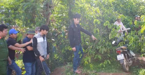 Phóng đồng ý và cùng Thực khiêng xác nạn nhân ra ngoài đường, bỏ lên xe máy rồi chở xuống cầu tràn (thuộc thôn 6B, xã Ea Siên, cách hiện trường gây án khoảng 2km) để vứt xuống suối phi tang.