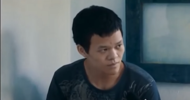 Đến khoảng 17h40 cùng ngày, Thực rủ Phóng về nhà mình chơi. Theo đó, Thực lái xe máy chở Phóng đến đoạn đường dốc gần khu vực rẫy cà phê của ông Lăng Văn Trình (thuộc thôn Ea Cung, xã Krông Búk, huyện Krông Pắk) thì gặp cháu Nguyễn Thị T. (13 tuổi, trú tại xã Ea Siên, thời điểm này cháu T. chưa đủ 13 tuổi) đi xe đạp ngược chiều lại.