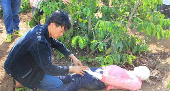 Lúc này, thấy cháu T. có thân hình đã lớn, Thực nảy sinh ý định giao cấu với nạn nhân nên đã kéo quần của nạn nhân xuống để thực hiện hành vi đồi bại. Khi kéo quần của cháu T. xuống khoảng 10-15cm thì Thực thấy hai mắt nạn nhân mở to nhìn mình. Khi thấy cháu T. la lên thì Thực cầm khúc gỗ đánh liên tiếp nhiều cái vào đầu. Phát hiện cháu T. không còn thở, Thực không thực hiện hành vi giao cấu nữa và nói với Phóng, cháu bé đã chết nên khiêng xác đi phi tang. 