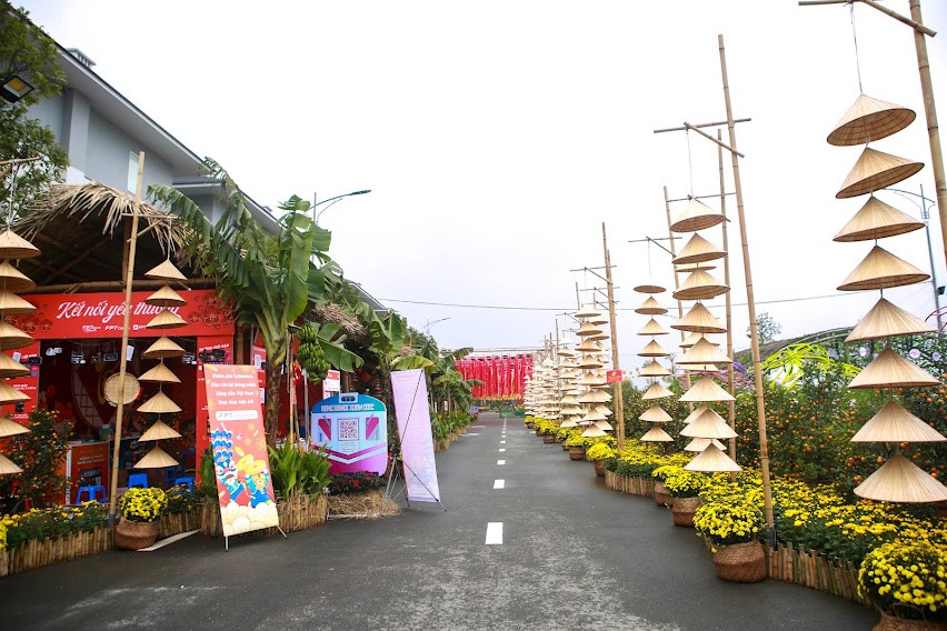 Bên cạnh đó, Home Hanoi Xuan 2022 còn có phố đi bộ Pont de Long Bien - nơi giao thoa giữa truyền thống &amp; hiện đại - với quần thể 24 vòm cầu cạn, biểu trưng cho khung cảnh của Khu phố nghệ thuật ở Paris và 15 gian nhà cổ trưng bày làng nghề văn hoá đặc trưng của vùng đất kinh kỳ. 