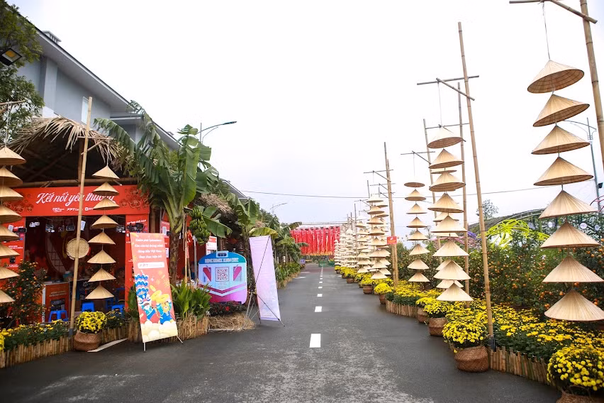 Bên cạnh đó, Home Hanoi Xuan 2022 còn có phố đi bộ Pont de Long Bien - nơi giao thoa giữa truyền thống &amp; hiện đại - với quần thể 24 vòm cầu cạn, biểu trưng cho khung cảnh của Khu phố nghệ thuật ở Paris và 15 gian nhà cổ trưng bày làng nghề văn hoá đặc trưng của vùng đất kinh kỳ. 