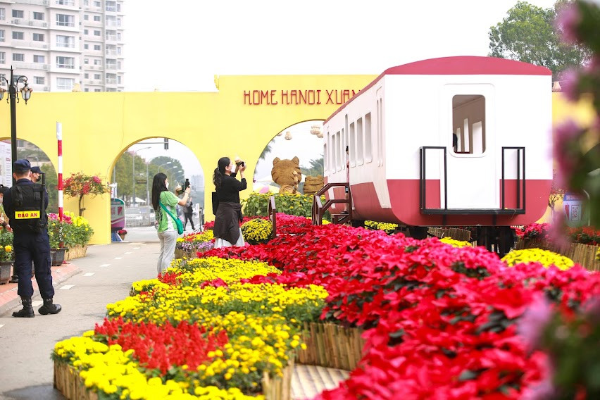 Tại đường hoa Home Hanoi Xuan 2022, hình ảnh của những chuyến tàu được tái hiện bên cạnh những cánh đồng hoa đa sắc, đưa du khách bước vào hành trình thưởng lãm không gian xuân và trải nghiệm bản sắc văn hóa sáng tạo của Hà Nội.