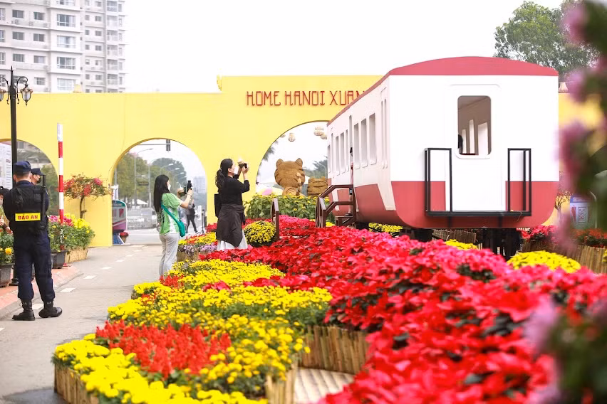 Tại đường hoa Home Hanoi Xuan 2022, hình ảnh của những chuyến tàu được tái hiện bên cạnh những cánh đồng hoa đa sắc, đưa du khách bước vào hành trình thưởng lãm không gian xuân và trải nghiệm bản sắc văn hóa sáng tạo của Hà Nội.