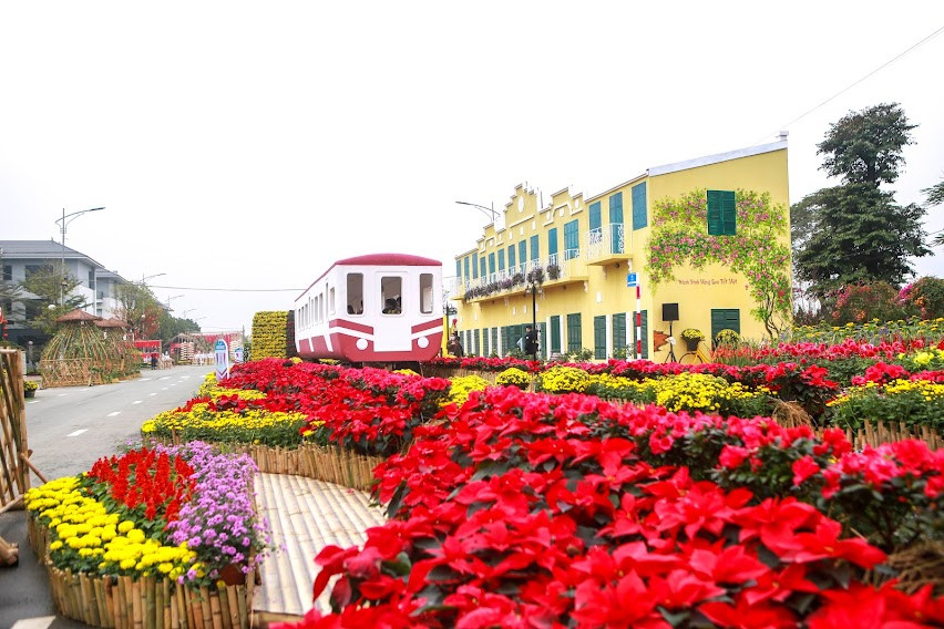 Đường hoa Home Hanoi Xuan 2022 sẽ tái hiện hình ảnh những cánh đồng hoa đa sắc, cùng một chuyến tàu đang chuyển động đưa du khách bước vào hành trình thưởng lãm không gian xuân và trải nghiệm bản sắc văn hóa sáng tạo của Hà Nội. 