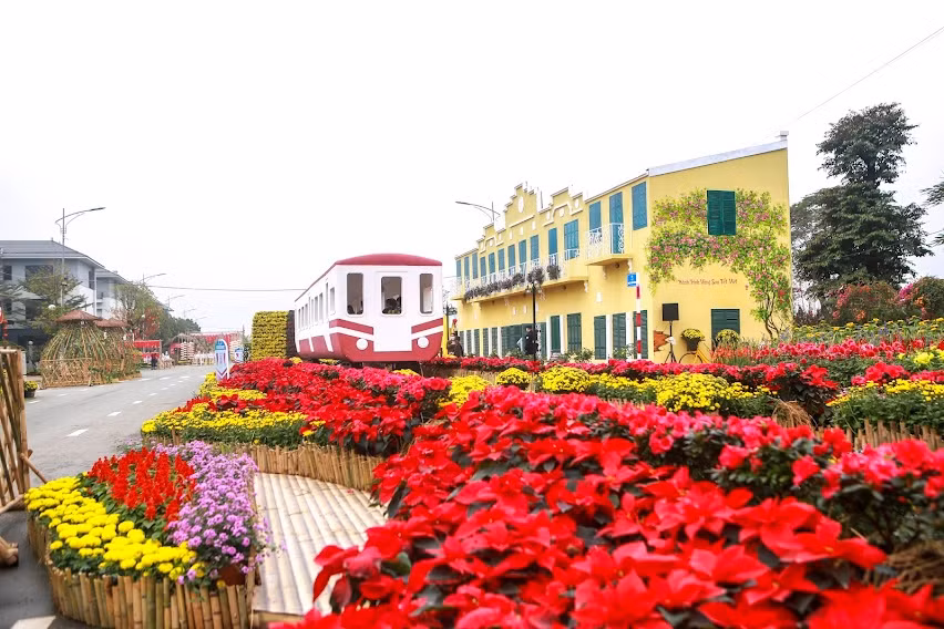 Đường hoa Home Hanoi Xuan 2022 sẽ tái hiện hình ảnh những cánh đồng hoa đa sắc, cùng một chuyến tàu đang chuyển động đưa du khách bước vào hành trình thưởng lãm không gian xuân và trải nghiệm bản sắc văn hóa sáng tạo của Hà Nội. 