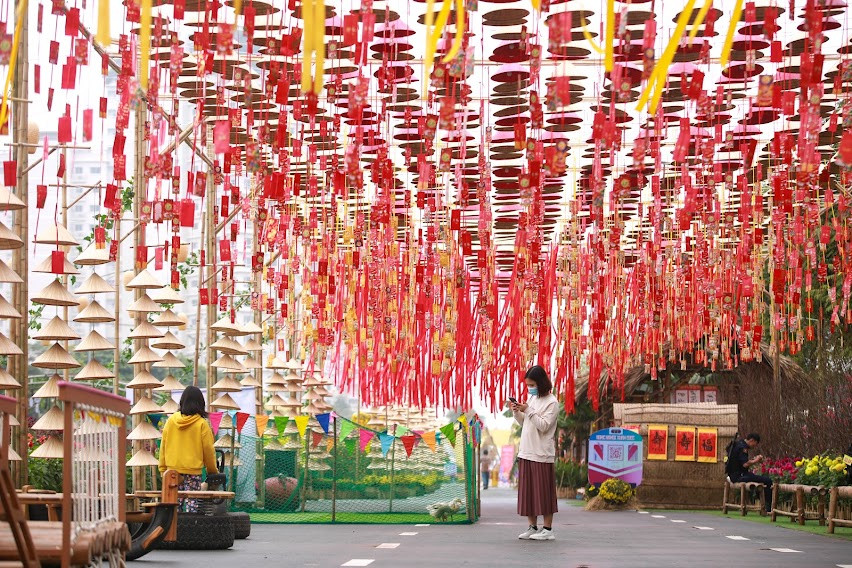 Đường hoa Home Hanoi Xuan 2022 với chủ đề "Hành trình vàng son Tết Việt" diễn ra từ nay đến hết ngày 6/2 (tức mùng 6 Tết). 