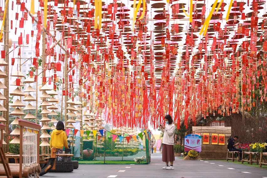 Đường hoa Home Hanoi Xuan 2022 với chủ đề "Hành trình vàng son Tết Việt" diễn ra từ nay đến hết ngày 6/2 (tức mùng 6 Tết). 