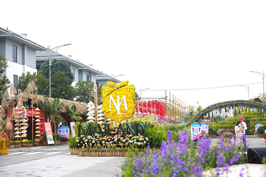 Để đảm bảo "mục tiêu kép" vừa tạo không gian văn hóa cho người dân vui xuân, đón tết vừa an toàn trong bối cảnh dịch bệnh COVID-19 phức tạp kiểm soát số người tham gia, Ban Tổ chức đã phân chia lịch hoạt động một cách khoa học, văn minh, đảm bảo giãn cách và an toàn cho mọi du khách tới tham quan, thưởng lãm đường hoa xuân.