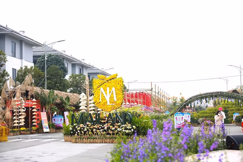 Để đảm bảo "mục tiêu kép" vừa tạo không gian văn hóa cho người dân vui xuân, đón tết vừa an toàn trong bối cảnh dịch bệnh COVID-19 phức tạp kiểm soát số người tham gia, Ban Tổ chức đã phân chia lịch hoạt động một cách khoa học, văn minh, đảm bảo giãn cách và an toàn cho mọi du khách tới tham quan, thưởng lãm đường hoa xuân.