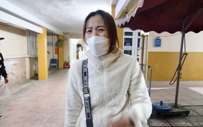 Một người thân của bé A. cho biết, nguyên nhân mẹ cháu bé bỏ đi và mang theo A. là do chồng ham mê cờ bạc. Cùng với đó, có thể do mẹ cháu bé không có việc làm, nợ nần và dịch bệnh kéo dài nên có thể đã kéo sự việc đến hậu quả không mong muốn này. Đáng chú ý, theo người nhà cháu A., chỉ trong vòng vài tháng, sau khi bố mẹ cháu ly hôn thì bé A. đã 4 lần phải nhập viện.