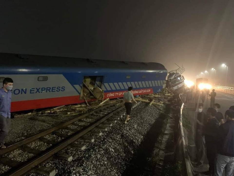 Vụ tai nạn khiến ách tắc đường sắt Bắc-Nam, ngành đường sắt đã thực hiện chuyển tải xong hơn 30 hành khách trên tàu SE4 về ga an toàn đồng thời huy động các lực lượng tập trung cứu viện để nhanh chóng thông đường. 