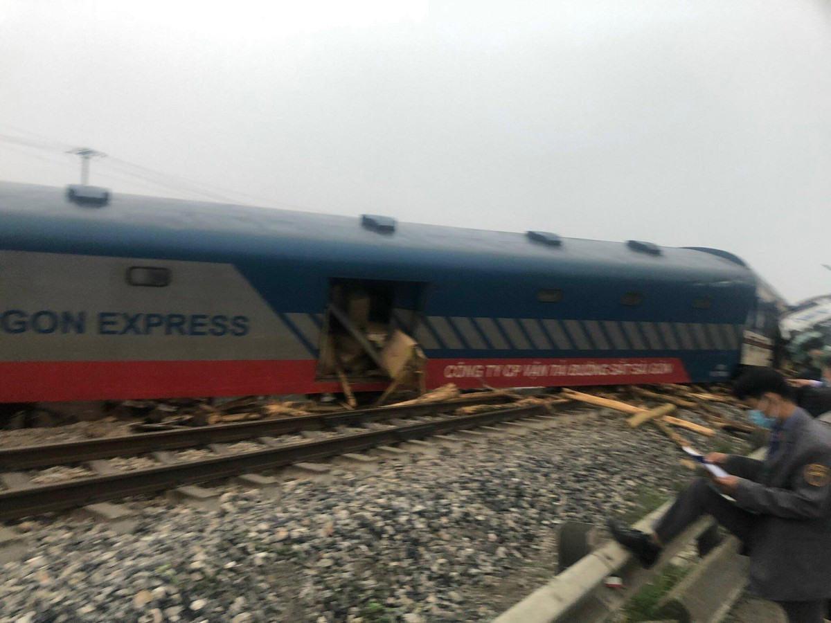 Tàu va chạm mạnh với xe tải chở nặng khiến đầu máy văng ra khỏi đường tàu 8m, xuống khu vực đất cạnh mương nước. Hai toa tiếp theo là toa hành lý, bưu vụ phát điện bị trật bánh, xoay ngang. Ô tô bị kéo trượt dài. Rất may không thiệt hại về người, lái tàu bị thương nhẹ. 