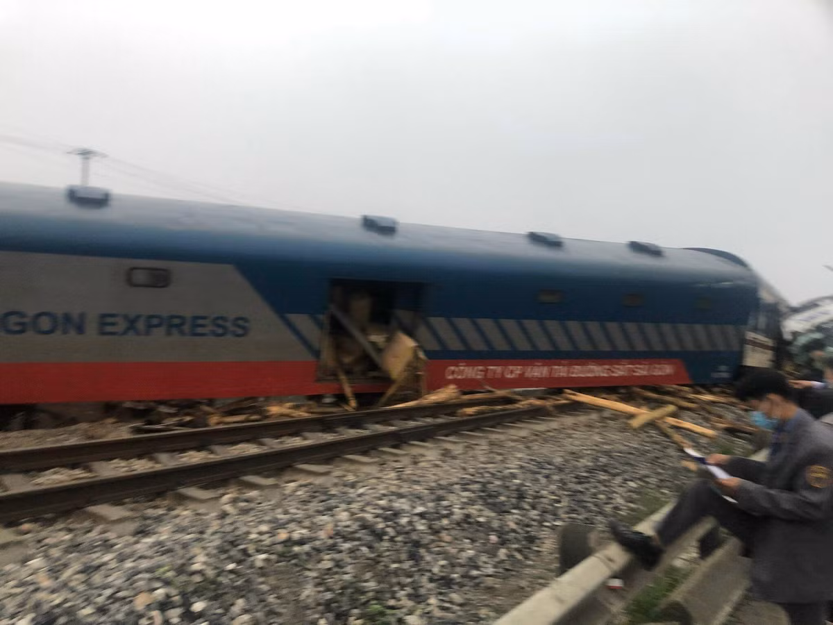 Tàu va chạm mạnh với xe tải chở nặng khiến đầu máy văng ra khỏi đường tàu 8m, xuống khu vực đất cạnh mương nước. Hai toa tiếp theo là toa hành lý, bưu vụ phát điện bị trật bánh, xoay ngang. Ô tô bị kéo trượt dài. Rất may không thiệt hại về người, lái tàu bị thương nhẹ. 