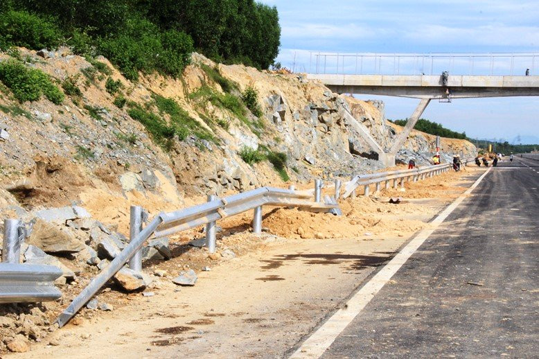 Ngon ngang cao toc Da Nang - Quang Ngai, co kip thong xe?-Hinh-6