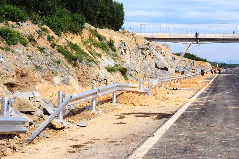 Ngon ngang cao toc Da Nang - Quang Ngai, co kip thong xe?-Hinh-6