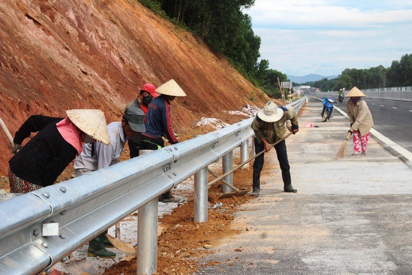 Ngon ngang cao toc Da Nang - Quang Ngai, co kip thong xe?-Hinh-12