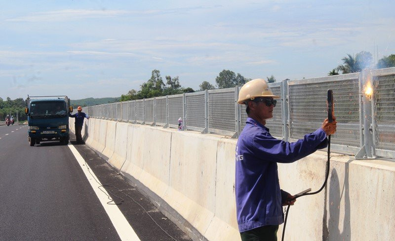 Ngon ngang cao toc Da Nang - Quang Ngai, co kip thong xe?-Hinh-7