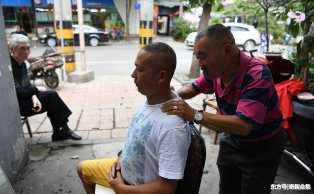 Nhiều người trẻ tuổi nhìn thấy "tuyệt kỹ" của ông Cao Vũ đều cho rằng "không vệ sinh", "quá dọa người" tuy nhiên người thợ cắt tóc 62 tuổi này cho biết, dù sao ông cũng là người của thế hệ trước, thanh niên thời này không biết đến "tuyệt kỹ" này cũng là bình thường. Thực tế, ông đã hành nghề hơn 40 năm này, chưa bao giờ xảy ra vấn đề.